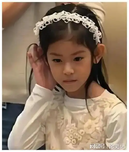 小海豚神奇亮相美丽基因传承霍建华林心如女儿震撼登场