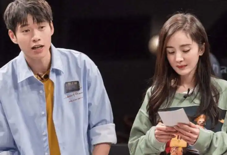 谈恋爱对她来说还是很简单的,而从去年开始杨幂就和魏大勋传出了氛围