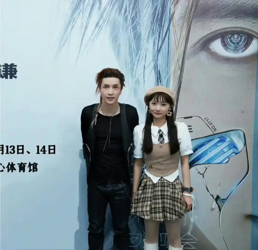 粉丝晒和薛之谦合影,调侃是被按住拍的!