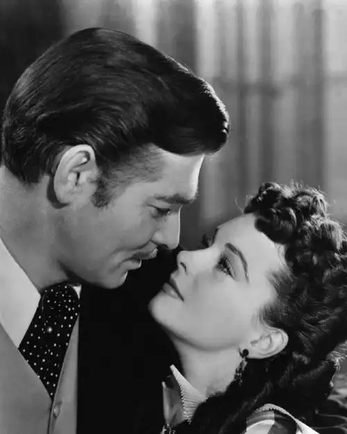 最后的最后,吐槽一下电影的官方剧照里,好多甜甜的亲亲抱抱电影里都没