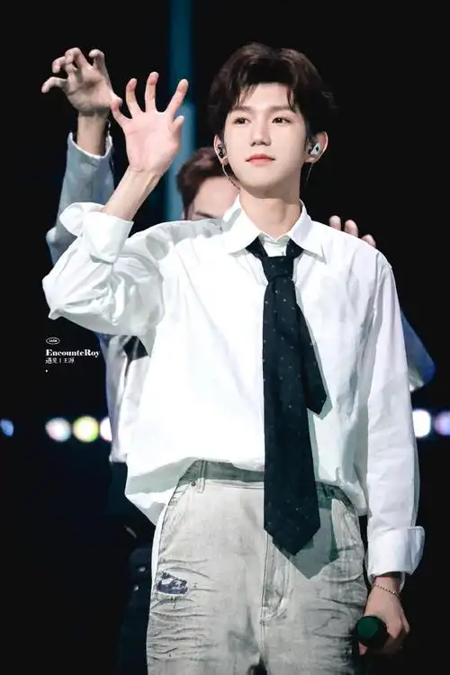 王源穿破洞裤##王源穿白衬衫包帅的