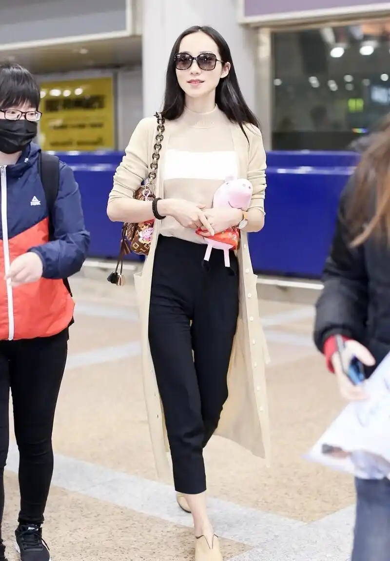 韩雪衣服品味了得!穿针织开衫搭配黑子长裤走机场,简约清爽