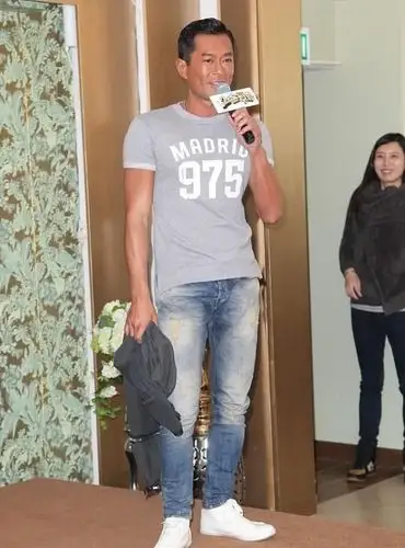 古天乐现身活动,穿灰色短袖t恤搭牛仔裤,帅气的样子似小伙!