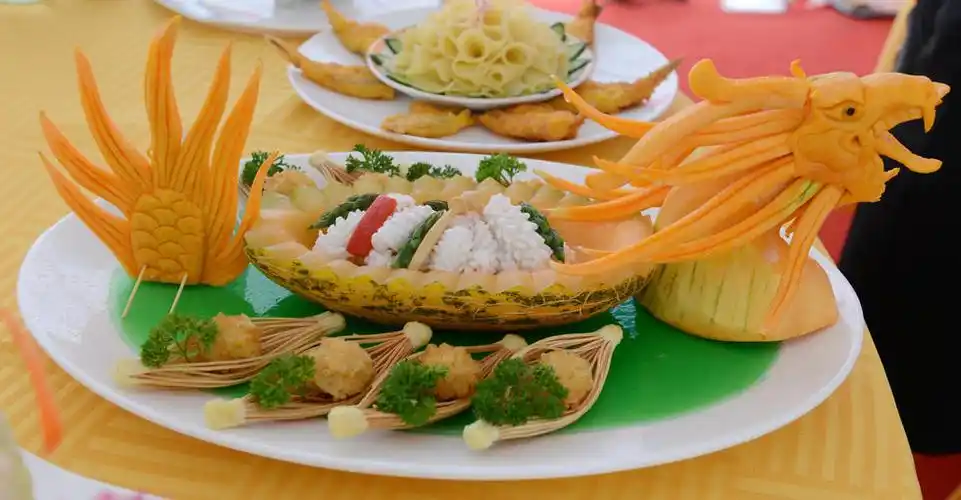 厨王争霸赛:厨师在大腿和气球上切肉丝[组图]