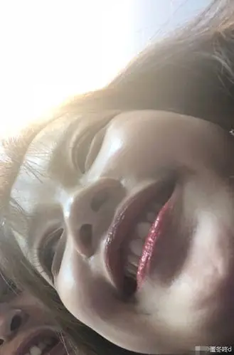 董子健与老婆孙怡相爱相杀晒丑照比鼻孔大小