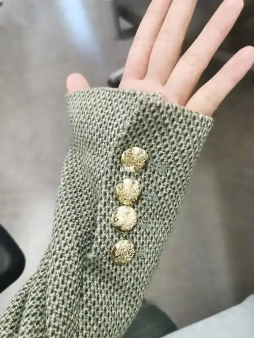 这种衣服的扣子很影响打字啊