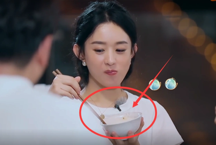 赵丽颖忙活一天,晚上吃饭时,谁注意她碗里边的饭量?太真实了!
