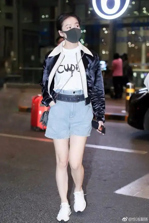 张雪迎穿黑色外套搭配牛仔短裤现身机场,戴着口罩也遮挡不住美!