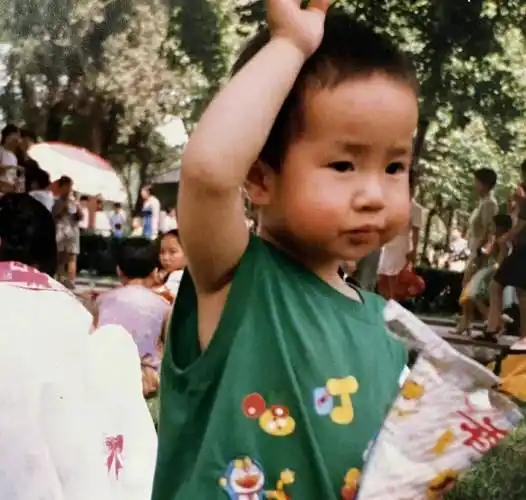 王一博和肖战的粉丝们晒出了关于两人小时候的照片,哈哈,大家猜一猜哪