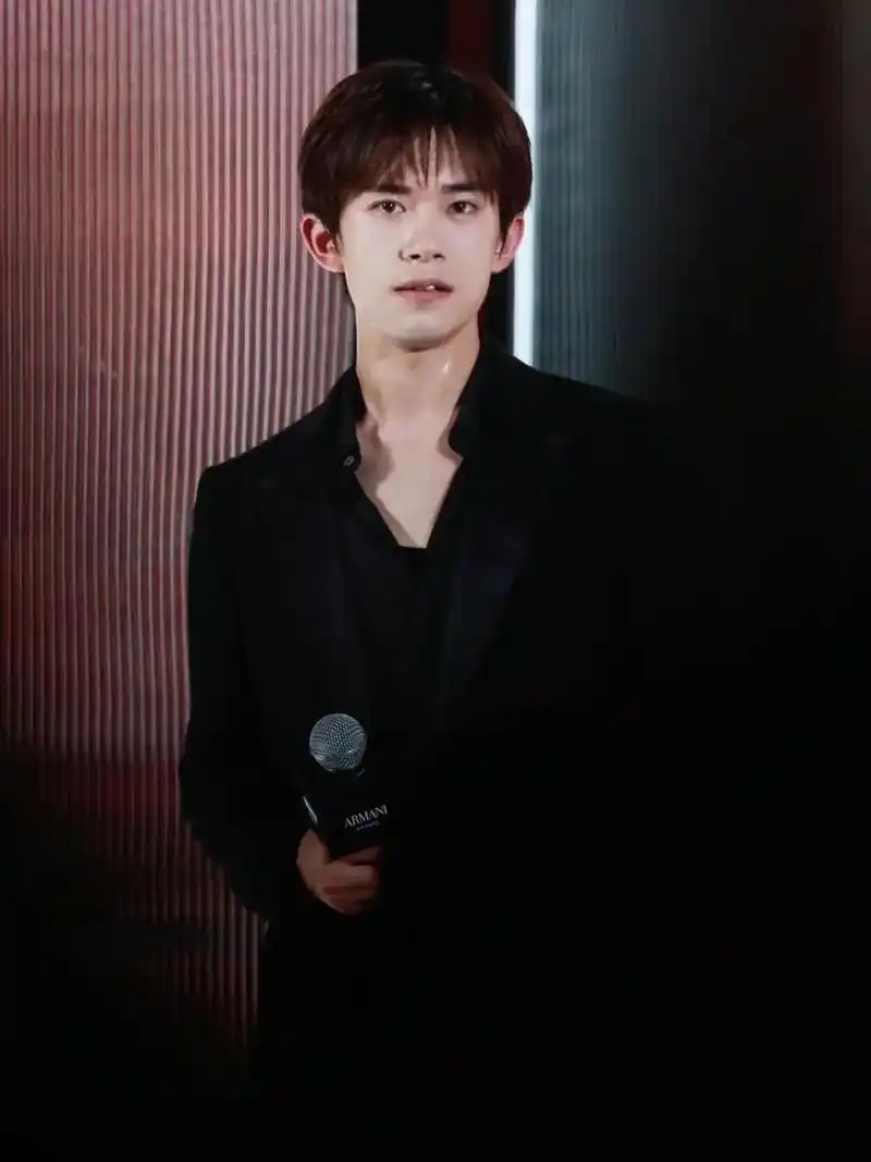 美四!湿身诱惑谁懂啊#易烊千玺 #阿玛尼全球代言人 #emp - 抖音