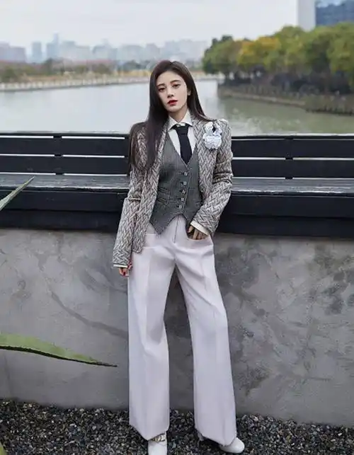 鞠婧祎之所以能看上去比实际身高要高,除了服装选得好之外,身材比例才