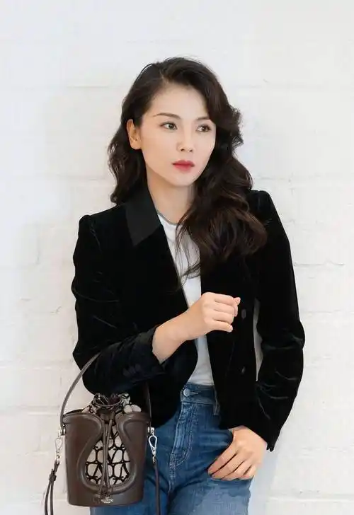 刘涛大波浪长发时尚写真