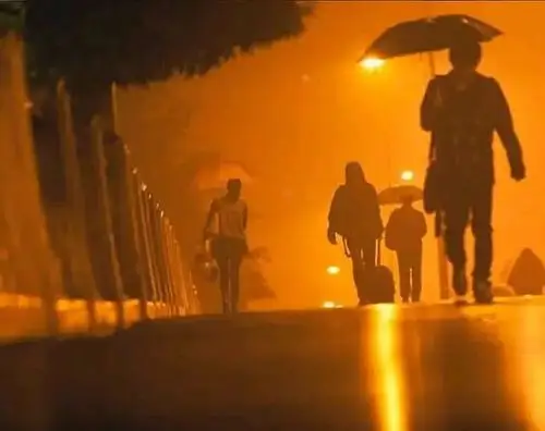 求一张盗墓笔记张起灵的图是一个雨天小哥在街道上拖着个箱子走路