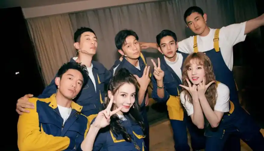 《奔跑吧9》官宣集体海报,成员站位引热议,站在c位的竟是他!