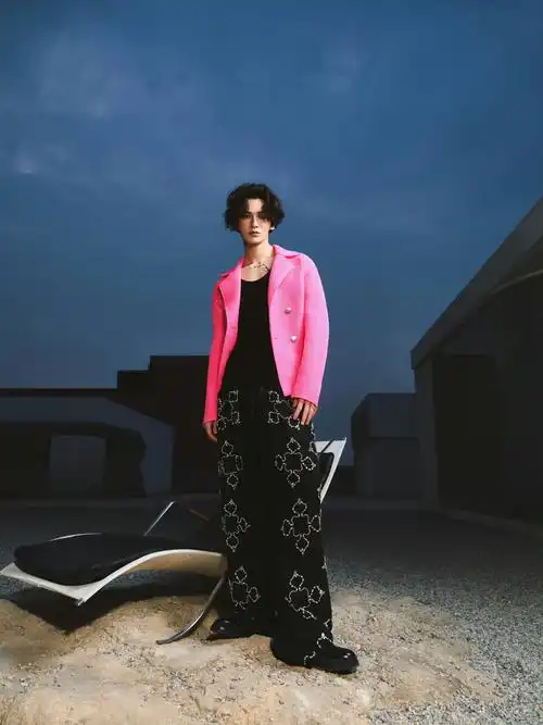 朱正廷粉色亮色西装造型 卷发,西装,锁骨纹身贴……_高清图集_新浪网