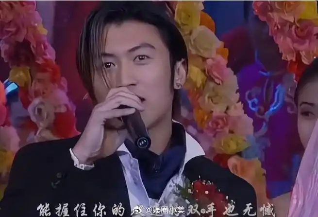 2000年春晚舞台上的谢霆锋和董洁##24年前的谢霆锋和董洁