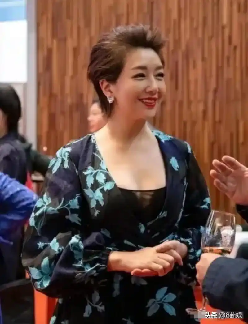 靳东与江珊 当年,30岁的靳东爱上了39岁的江珊,江珊婉拒说:"小东啊,姐