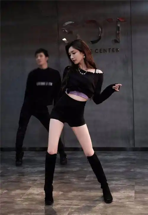 江疏影穿露脐装配短裤跳舞,腿是修长笔直,但露肚居然找不到腰!