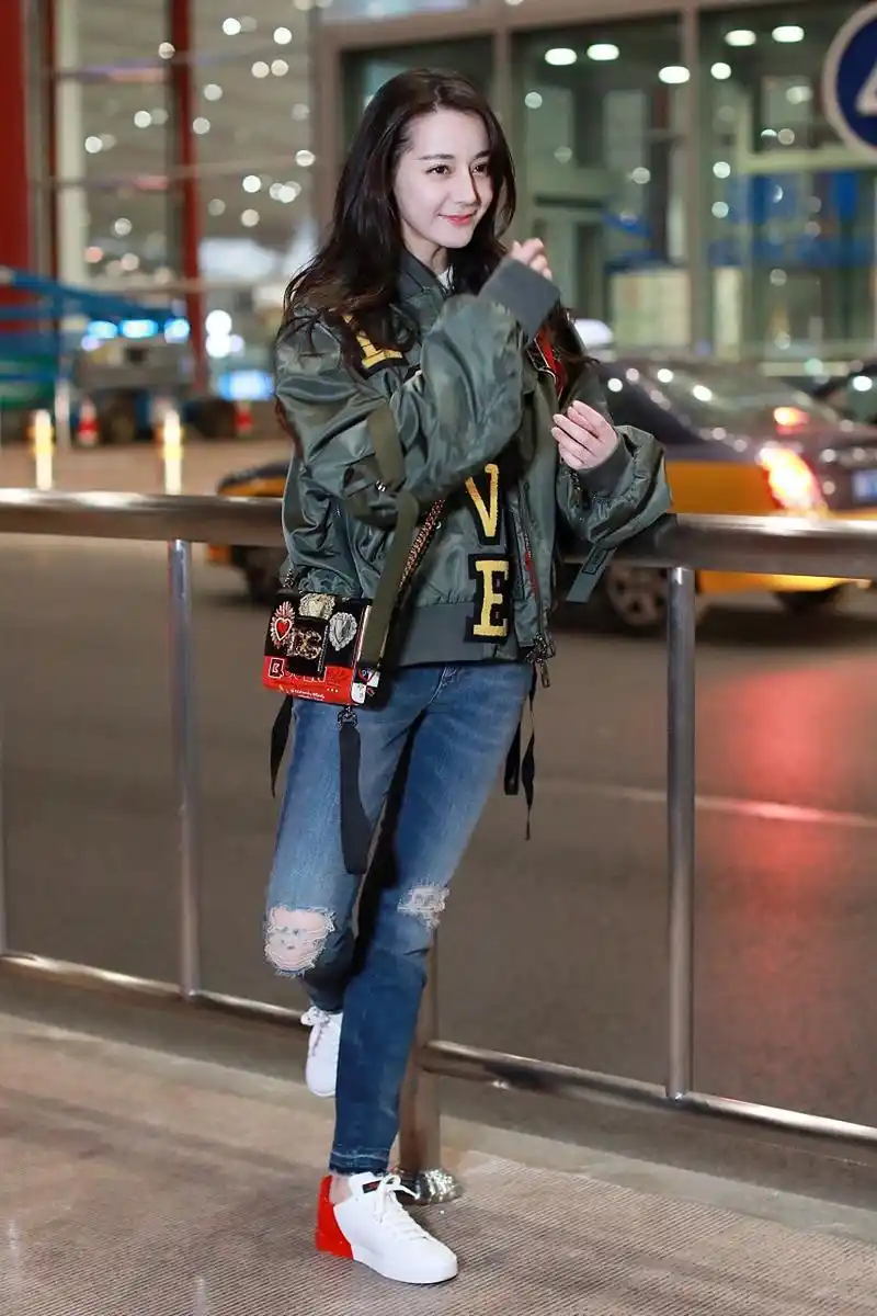 作为一位忠实的粉丝,我一直关注着迪丽热巴的日常穿搭.