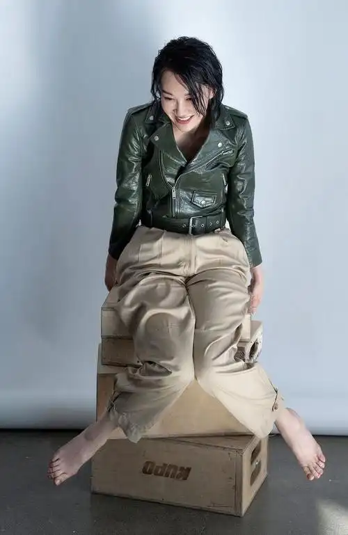 50岁许晴的光脚拍写真太美了|许晴_新浪新闻