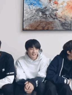 时代少年团是由马嘉祺,丁程鑫,宋亚轩,刘耀文,张真源,严浩翔,贺峻霖七