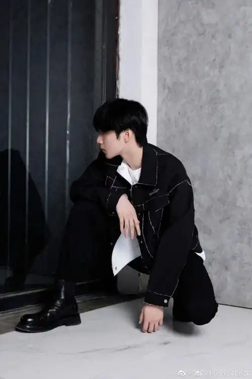 刘耀文九宫格机车大片##刘耀文机车大片##刘耀文摩托车