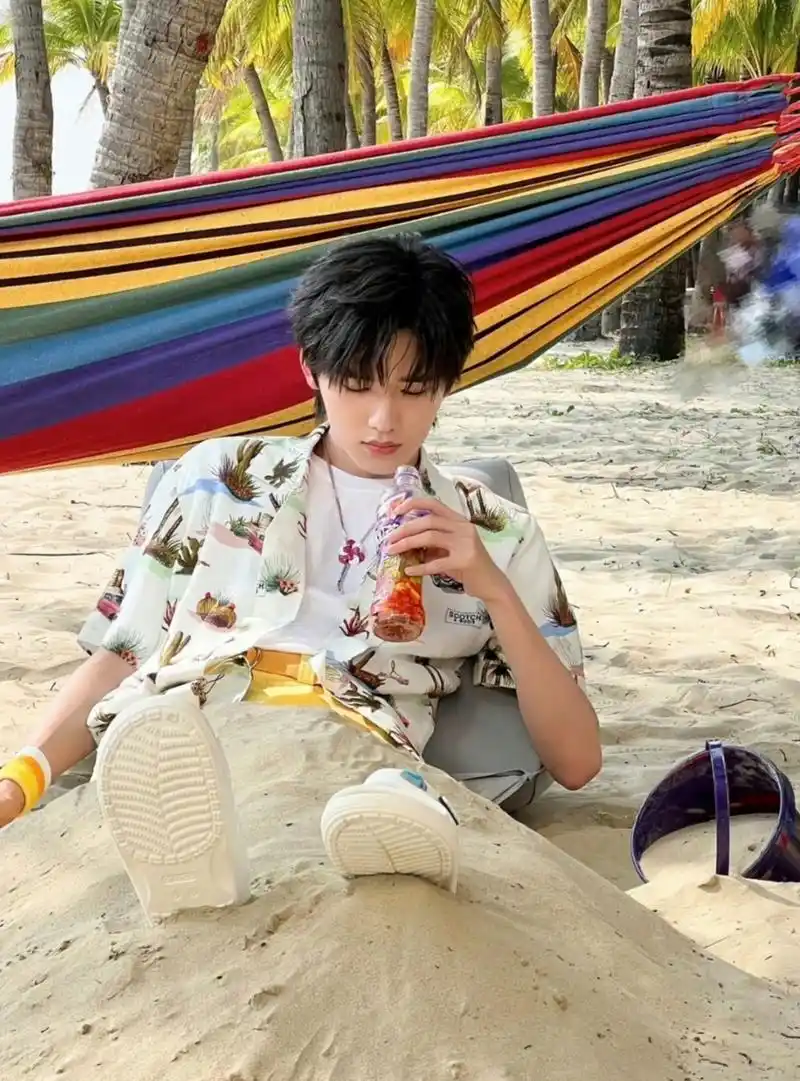 宋亚轩把脚埋进沙子里睡觉,睡颜也是绝了.#助我上热门