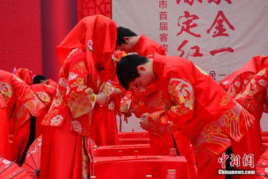 江西瑞金百对夫妻举办客家集体婚礼