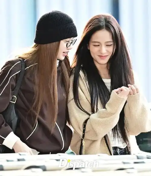 lisa金智秀牵手跑