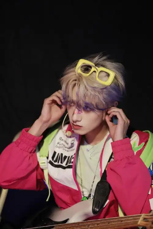 朱志鑫制服撑伞