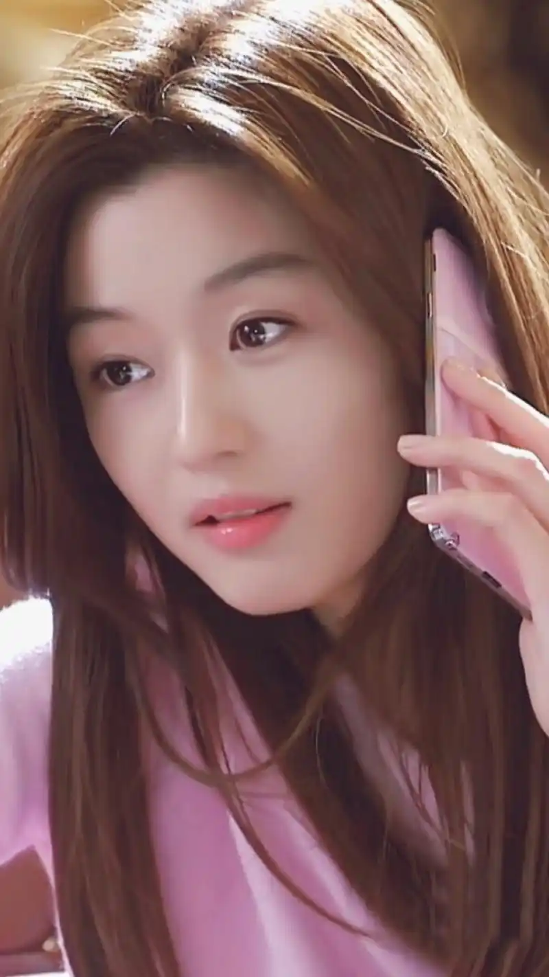 "神颜" 全智贤,1981年10月30日出生于韩国首尔,毕业于东国大学,是韩国