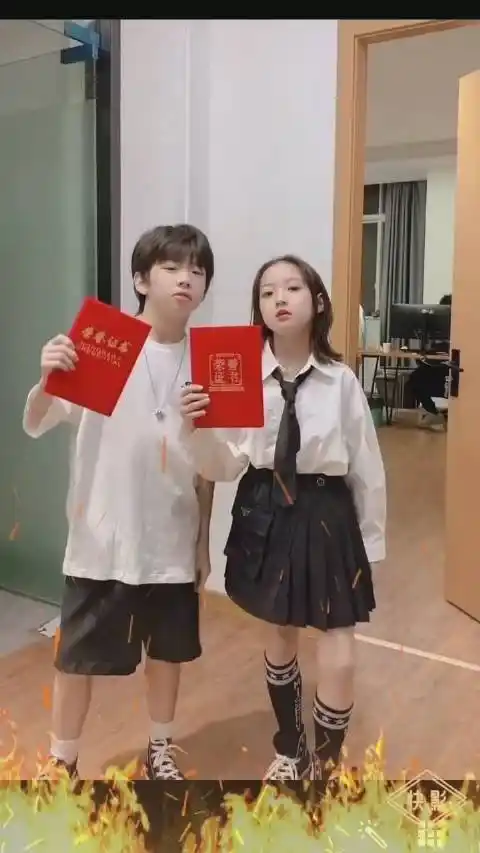 5-11 16:51 来自 张轶程超话 关注 我把哪吒的特效和图片的特效放在一