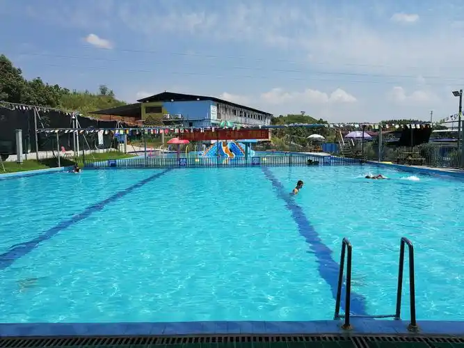 对于喜爱游泳的游客,我们也有深水区,让您尽情展现自己高超