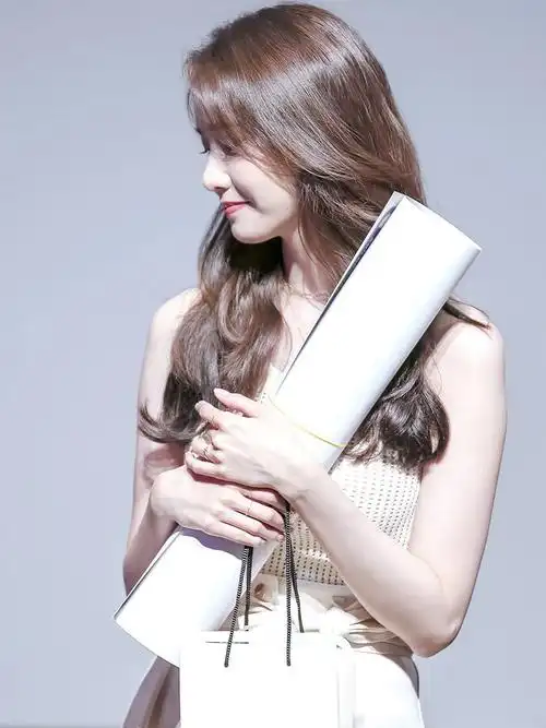 林允儿背带裤搭配麻花辫生图太能打了