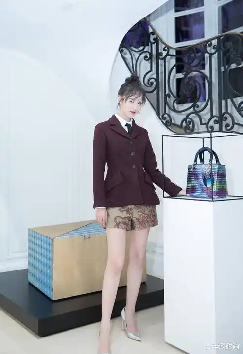 袁冰妍格纹西装裙干练霸气,拍照手机屏幕都黑了_高跟鞋_显得_双腿