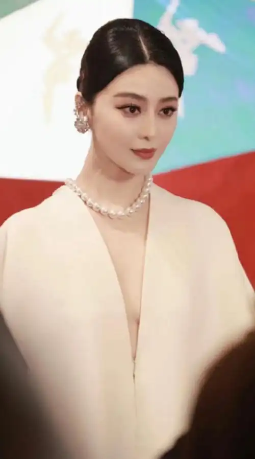 香港这一夜,蒋勤勤的最佳女主,范冰冰的美貌,都不及赵丽颖风光|红毯