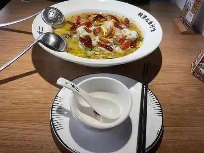 太二酸菜鱼(扬州万象汇店)-"特别火的一家酸菜鱼店,反正天天排队,有什