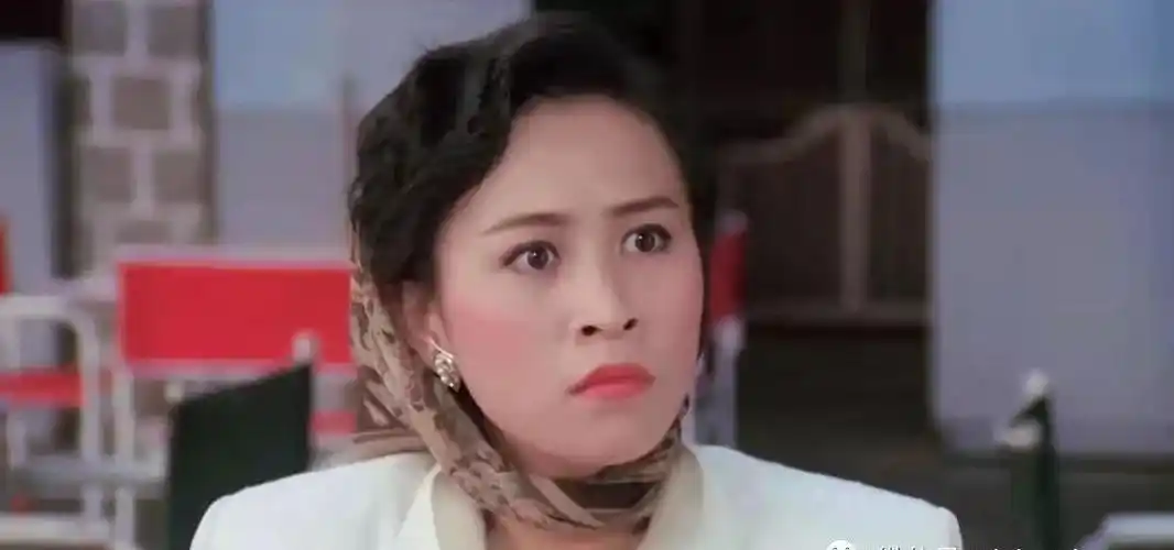 刘嘉玲年轻时有多时髦30年前凭一条丝巾穿搭惊艳了整个时尚圈