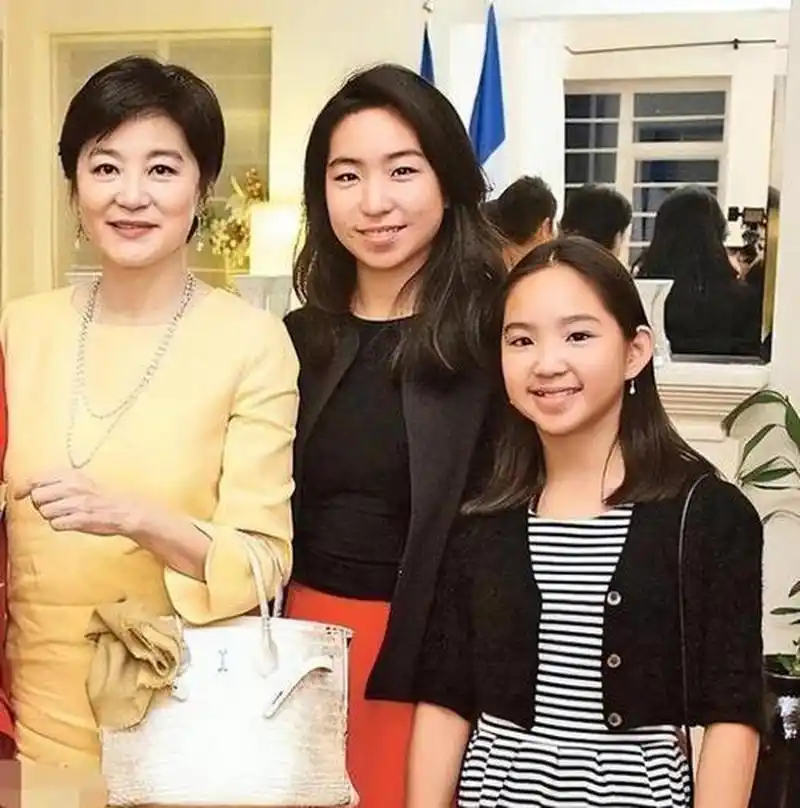 林青霞与她的两女儿  林青霞与香港富豪邢李源结婚后,分别诞下长女邢