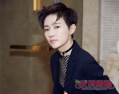 帅气中性风女生栗棕色纹理烫露耳短发发型,让女生变得超潇洒不羁,从