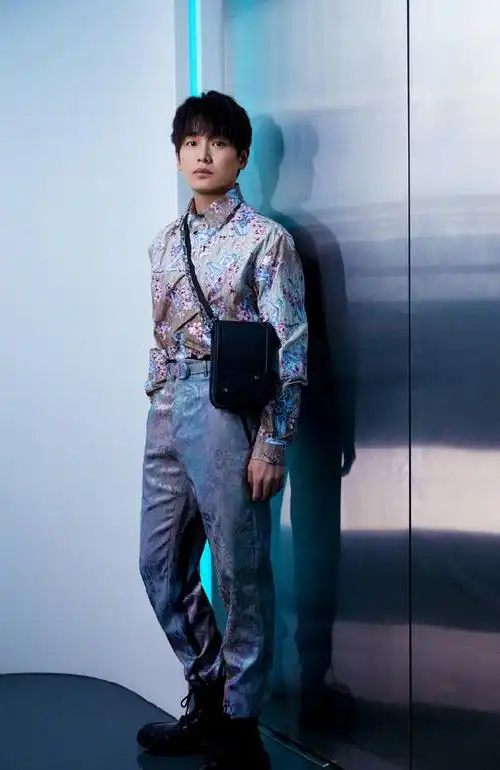 简介:彭昱畅酷帅养眼时尚写真图片,分享一组彭昱畅图片给大家,图中的