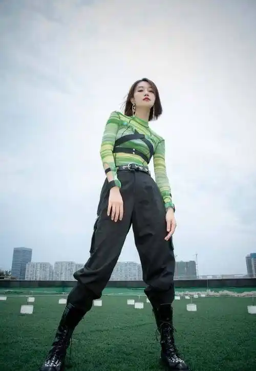 蓝盈莹身材好就是自信,穿吊带秀直角肩,脚踩长靴女团范儿十足