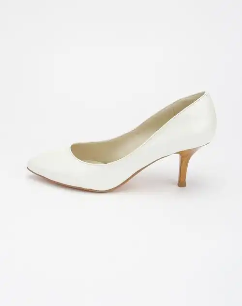 白色简约高跟鞋
