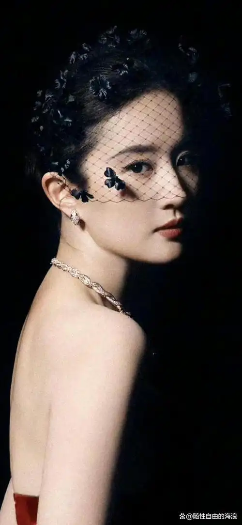 刘亦菲十登芭莎,lv宝格丽双奢推封,造型惊艳,时尚待遇好强!