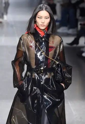 除了身上所穿的pvc材质风衣外套潮流又个性外,此番走秀的刘雯连同t台