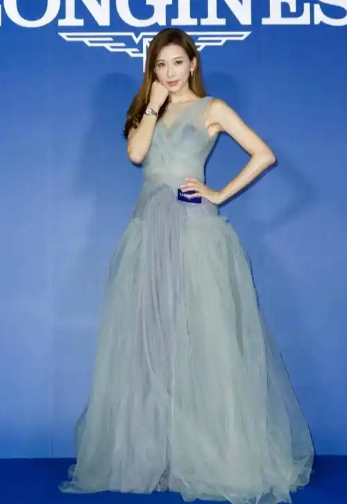 林志玲张庭同框出席活动,一个穿红一个穿绿,谁输谁赢一目了然_女性