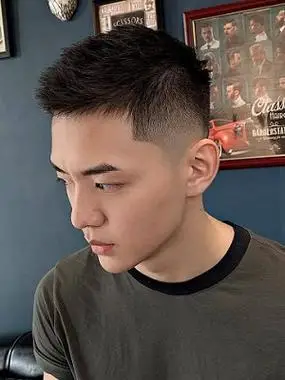 把两边的头发用推子推短,鬓角处用剃刀精心处理,整个发型清爽不失个性