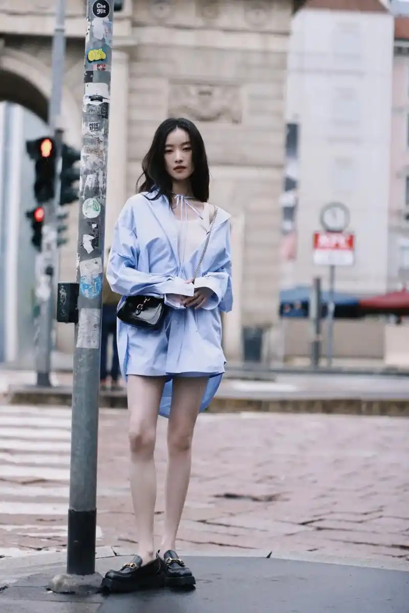 倪妮今日米兰时装周看秀造型.