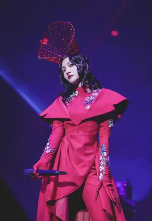 幻想能见到《寓言》中的《梦里花》,突然想起你为我讲的《床边故事》