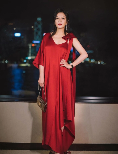 赵薇把红色成衣裙穿到金像奖有木有觉得她女人味十足呢
